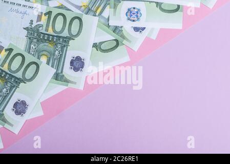 Euro cash auf einem Lila, Lila und Rosa Hintergrund. Euro Banknoten Geld. Euro Geld. Euro Rechnung. Für text Stockfoto