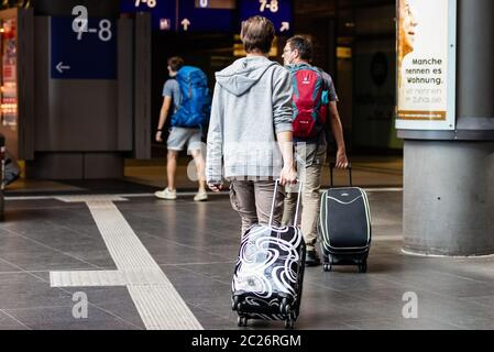 Berlin, Deutschland. Juni 2020. Passagiere werden am 15. Juni 2020 im Berliner Hauptbahnhof in Berlin, der Hauptstadt Deutschlands, zu sehen sein. Die Bundesregierung hob am Montag ihre Reisewarnungen für die Mitglieder der Europäischen Union (EU), die Schengen-assoziierten Staaten und Großbritannien mit Ausnahme von Spanien, Finnland, Norwegen und Schweden auf. Die Warnungen wurden durch individuelle Reiseberatung ersetzt. Quelle: Binh Truong/Xinhua/Alamy Live News Stockfoto