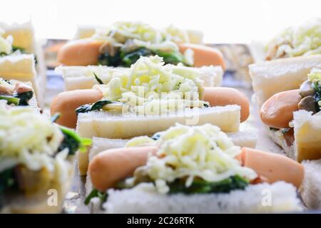 Spinat überbacken mit Käse, Wurst auf Baguette, Französisches Brot Stockfoto