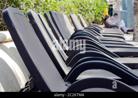 Sun Betten in einer Reihe am Strand im Sommer Urlaub, leer schließen Stockfoto
