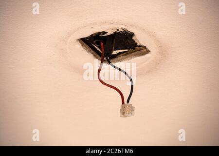 Verlegung die Decke. Die elektrischen Kabel an der Wand. Austausch der