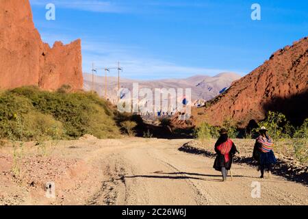 Bolivianischen Menschen zu Fuß entlang der Schotterstraße, Bolivien. Bolivianischen Landschaft Stockfoto