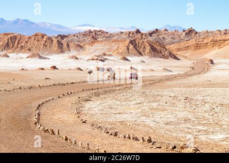 Chilenische Landschaft, unbefestigte Straße auf das Tal des Mondes. Chile panorama Stockfoto