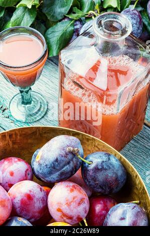 Slivovitsa - pflaumenschnaps. Slivyanka, starke alkoholische Getränk von reife Pflaumen gemacht Stockfoto