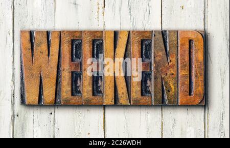 Antiker Buchdruck Holzdruckblöcke auf weißem Hintergrund - Wochenende Stockfoto