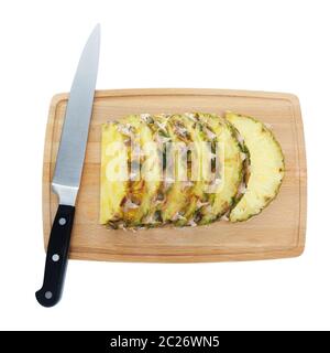 Frische Ananasscheiben auf braun Schneidebrett Stockfoto
