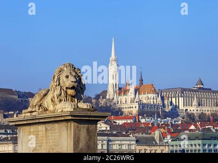 Blick auf die Matthiaskirche und die Fischerbastei Fischer in Budapest, Ungarn Stockfoto