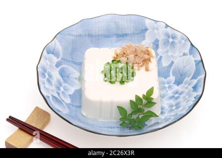 Japanische Küche, japanische weiche kalte Tofu in einer Schüssel auf weißem Hintergrund Stockfoto