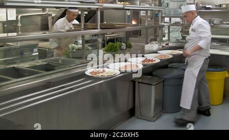 Köche arbeiten in der Kombüse des Kreuzfahrtschiffes Stockfoto