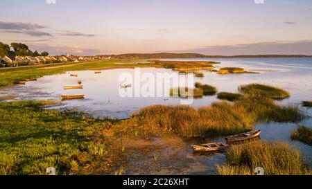 Landschaft von Segelboote auf dem See Dryvyaty an einem sonnigen Sommertag, Sonnenuntergang Licht. Einen malerischen Blick auf die Boote Parken auf der Untiefe Wasser. Braslav Stadt, Belarus, Stockfoto