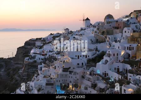 Fabelhafte malerischen Dorf Oia auf Santorini Insel bei Sonnenuntergang, Griechenland Stockfoto