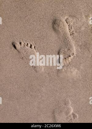 Fußspuren im Sand am Strand Stockfoto