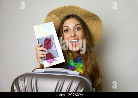 Lachende Mädchen bereit für die Reise. Bild von Reisenden Frau bereit für tropische Plätze. Stockfoto