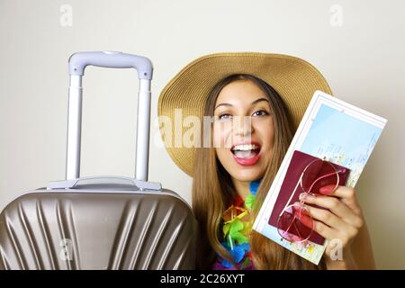 Lachende Mädchen bereit für die Reise. Bild von Reisenden Frau bereit für tropische Plätze. Stockfoto