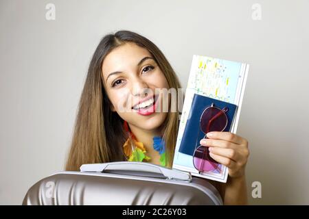 Lachende Mädchen bereit für die Reise. Bild von Reisenden Frau bereit für tropische Plätze. Stockfoto