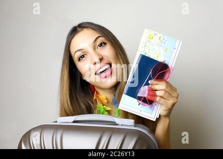 Lachende Mädchen bereit für die Reise. Bild von Reisenden Frau bereit für tropische Plätze. Stockfoto