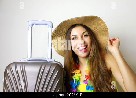 Lachende Mädchen bereit für die Reise. Bild von Reisenden Frau bereit für tropische Plätze. Stockfoto