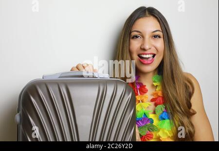 Lachende Mädchen bereit für die Reise. Bild von Reisenden Frau bereit für tropische Plätze. Stockfoto