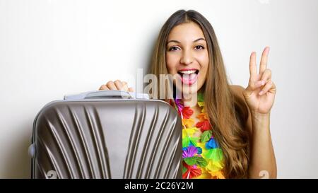 Lachende Mädchen bereit für die Reise zeigt Sieg Zeichen. Bild von Reisenden Frau bereit für tropische Plätze. Stockfoto