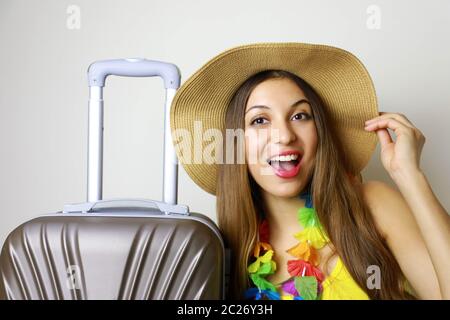 Lachende Mädchen bereit für die Reise. Bild von Reisenden Frau bereit für tropische Plätze. Stockfoto