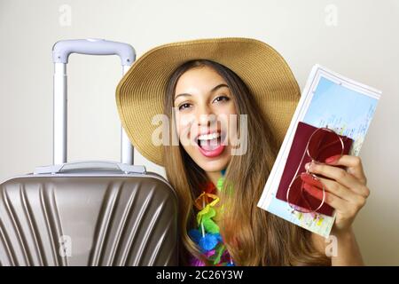 Lachende Mädchen bereit für die Reise. Bild von Reisenden Frau bereit für tropische Plätze. Stockfoto