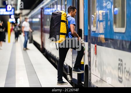 Berlin, Deutschland. Juni 2020. Ein Passagier steigt in einen Zug nach Prag der Tschechischen Republik am Berliner Hauptbahnhof in Berlin, Hauptstadt von Deutschland, 15. Juni 2020. Die Bundesregierung hob am Montag ihre Reisewarnungen für die Mitglieder der Europäischen Union (EU), die Schengen-assoziierten Staaten und Großbritannien mit Ausnahme von Spanien, Finnland, Norwegen und Schweden auf. Die Warnungen wurden durch individuelle Reiseberatung ersetzt. Quelle: Binh Truong/Xinhua/Alamy Live News Stockfoto