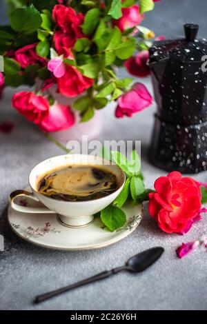 Kaffeestzeit mit roten Rosen Stockfoto