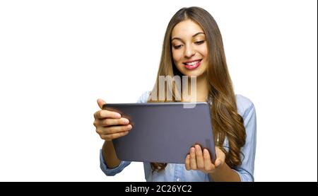 Ziemlich fröhlich junge Geschäftsfrau mit Tablet isoliert auf weißem Hintergrund, Blick auf den Bildschirm Stockfoto