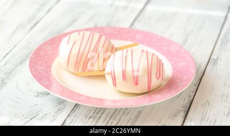 Kuchen in der Form von Eis am Stiel auf den Nachtisch Platte Stockfoto