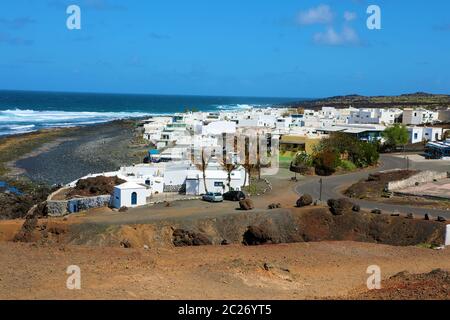 Malerische kleine Dorf am Meer auf Lanzarote, Kanarische Inseln, Spanien Stockfoto