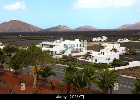 LANZAROTE, SPANIEN - 20. APRIL 2018: Yaiza, einem malerischen kleinen Dorf auf der Insel Lanzarote, Kanarische Inseln, Spanien Stockfoto