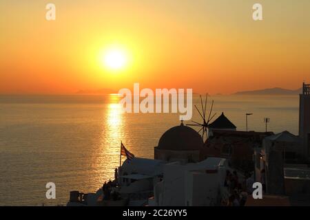 SANTORINI, Griechenland - 19 JULI 2018: Fabelhaft malerischen Dorf Oia auf Santorini Insel bei Sonnenuntergang, Griechenland Stockfoto