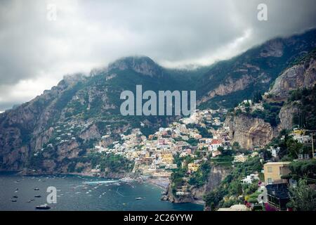 Blick auf Positano Dorf entlang der Amalfiküste in Italien Stockfoto