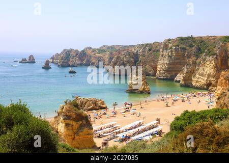 LAGOS, PORTUGAL - 23. JUNI 2018: Menschen Sonnenbaden und genießen am Strand in der Nähe von Lagos. Sommer Urlaub in Algarve, Portugal, Europa Stockfoto