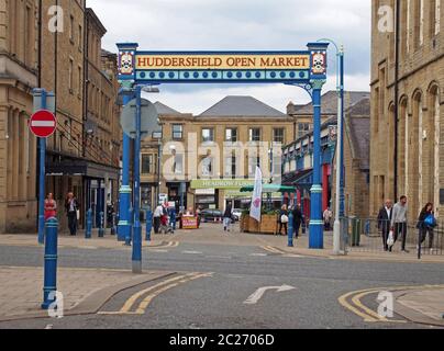 Das Metall-Outdoor-Tor von huddersfield offenen Markt und Gebäude in byram Straße mit Geschäften Stände und Fußgänger Stockfoto