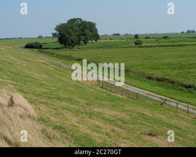 Das kleine Dorf ditzum am Fluss ems Stockfoto