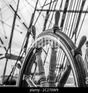 Die Schiffsglocke und Rad das alte Segelboot, close-up Stockfoto