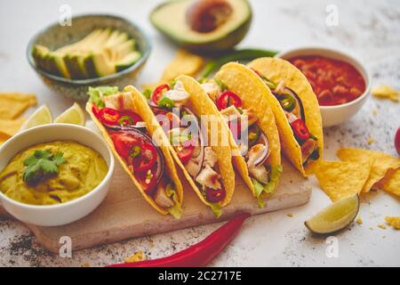 Leckere mexikanische Fleisch Tacos serviert mit verschiedenen Gemüse und Salsa Stockfoto