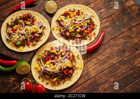 Gesunde Maistortillas mit gegrilltem Rindfleisch, frischen Paprika, Käse, Tomaten Stockfoto