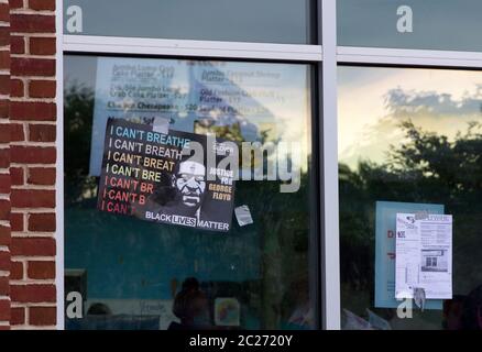 Middle River, Maryland, USA. Juni 2020. Antonio 'Tony' Glover Baltimore City Council District 13 demokratischer Kandidat Black Lives Matter Justice für George Floyd 'I can't Breathe' Plakat, das von einem Protestierenden am Middle River, Maryland, auf dem Vorderfenster aufgeklebt wurde, Standort von Vince's Crabhouse (Crab House), Während eines Boykotts und Protestes der fünf-Restaurants/Meeresfrüchte-Marktkette über rassisch belastete Kommentare Inhaber Vince Meyer im Internet gemacht. Unten finden Sie einen Flyer mit schwarzen Krabbenhäusern und Meyer's Social Media Screenshots, die Speisekarte des Restaurants ist durch das Fenster sichtbar. Kay Howell/Alamy Stockfoto