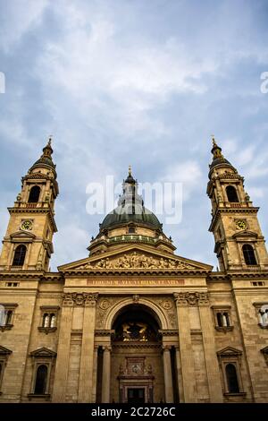 Nahaufnahme der St.-Stephans-Basilika in Budapest an einem schönen Tag. Stockfoto