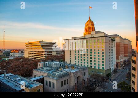 Die Skyline von San Antonio mit Hotel Contessa, dem Westing Riverwalk, dem Tower Life Building und dem San Antonio Museum of Art bei Sonnenaufgang in der Innenstadt von San Ant Stockfoto