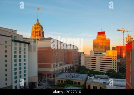 Die Skyline von San Antonio mit Hotel Contessa, dem Westing Riverwalk, dem Tower Life Building und dem San Antonio Museum of Art bei Sonnenaufgang in der Innenstadt von San Ant Stockfoto