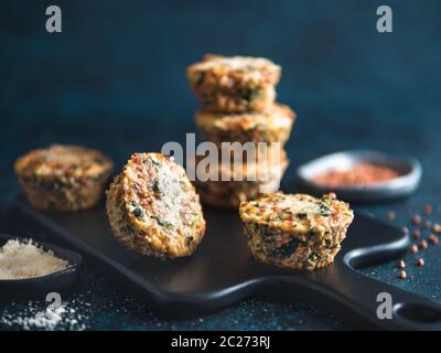 Buchweizen Auflauf mit Spinat, Karotten, Parmesan. Gebackene Eier mit Buchweizen, Gemüse und Käse. Ideen und Rezepte Gesund einfache Frühstück, Mittag- Stockfoto