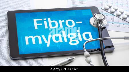 Das Wort Fibromyalgie auf dem Display eines Tablet Stockfoto