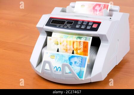 Geld aus Israel in einer zählmaschine Stockfoto