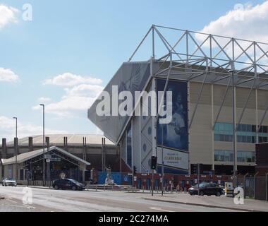 elland Road Fußballstadion die Heimat von leeds united witth bremer Platz mit Team-Schals und Shirts am Tag achtern dekoriert Stockfoto