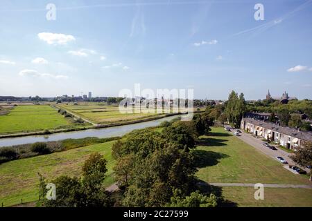 Blick auf das Naturschutzgebiet 'Bossche Broek' in der Nähe des Stadtzentrums von Den Bosch. Grüne Naturlandschaft in den Niederlanden Stockfoto