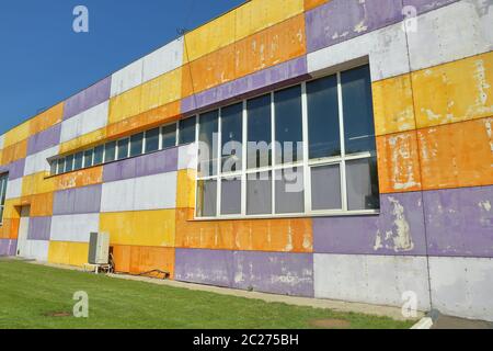 Moskau, Russland - 16. Mai 2019: Außenansicht eines Teils eines Industriegebäudes im Technopark MosGorMash Stockfoto