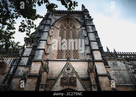 Batalha, Portugal - 13. April 2019: architektonisches Detail des Kloster Santa Maria da Vitoria als das Kloster von Batalha an einem Frühlingstag bekannt. UN Stockfoto